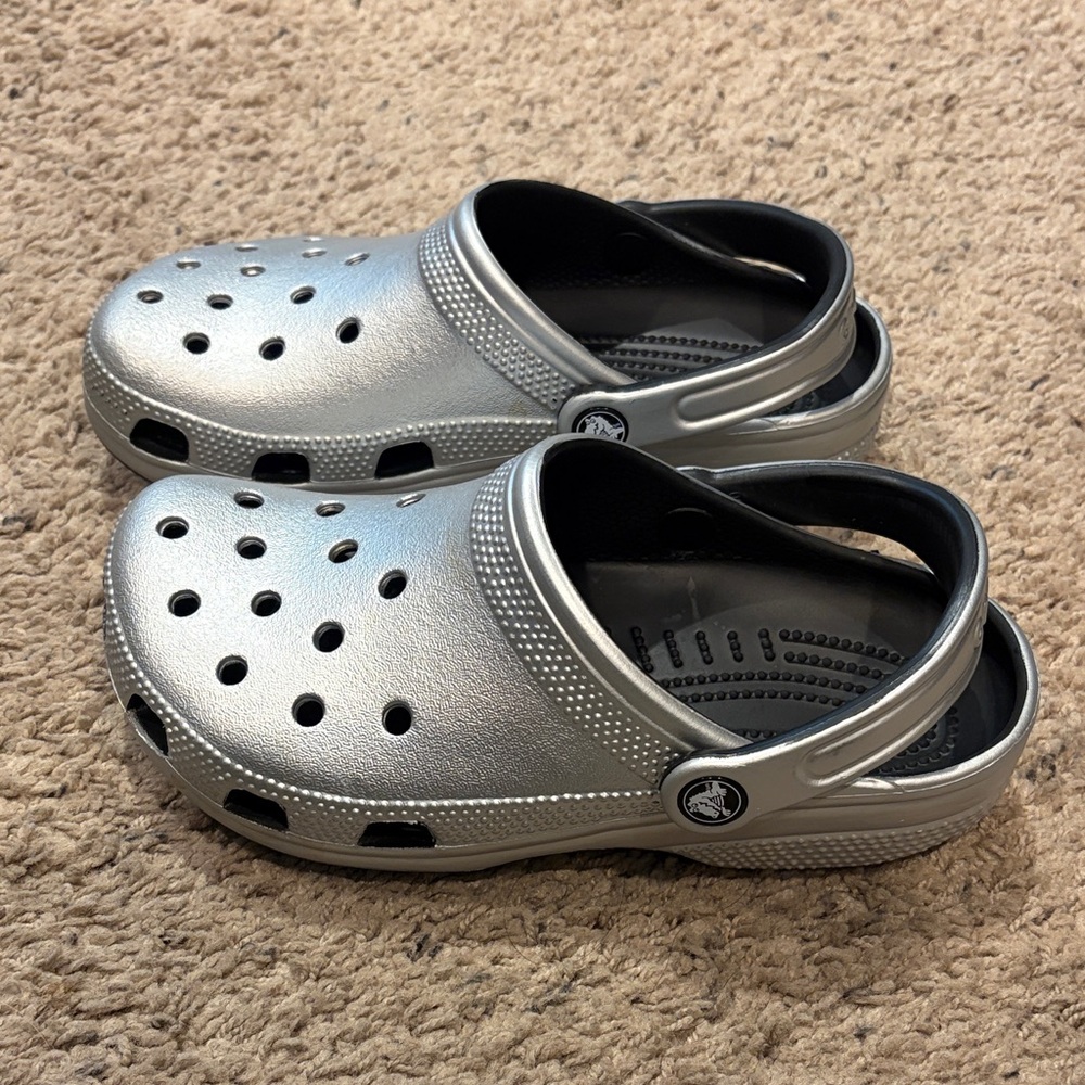 Crocs -Women’s Silver Clogs